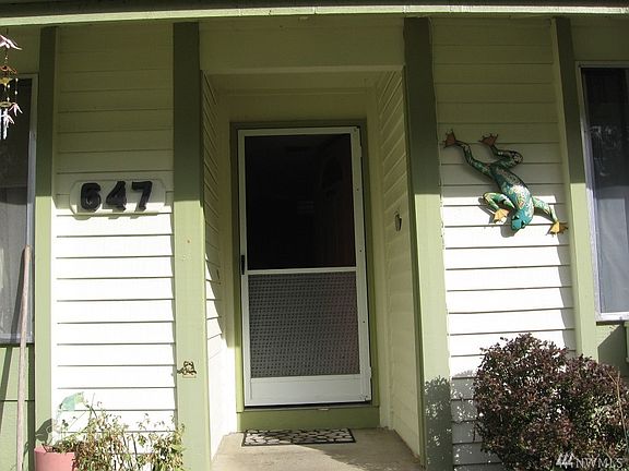 3rd image of 647 NE Conifer Dr