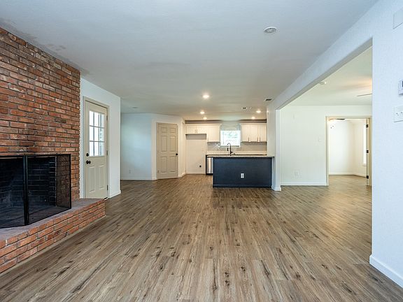 5th image of 809 Wood River Rd