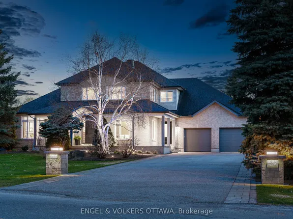 32 Barcham Cres, Ottawa, ON K2J 3Z7