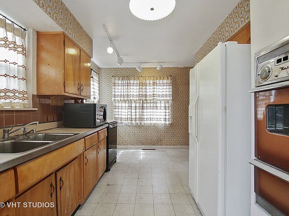 3rd image of 2535 Bel Air Dr