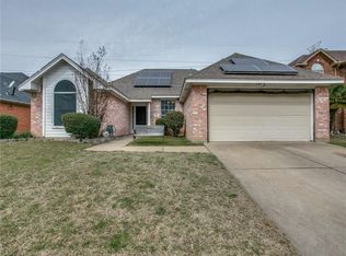 240 Brookhaven Dr, Grand Prairie, TX 75052