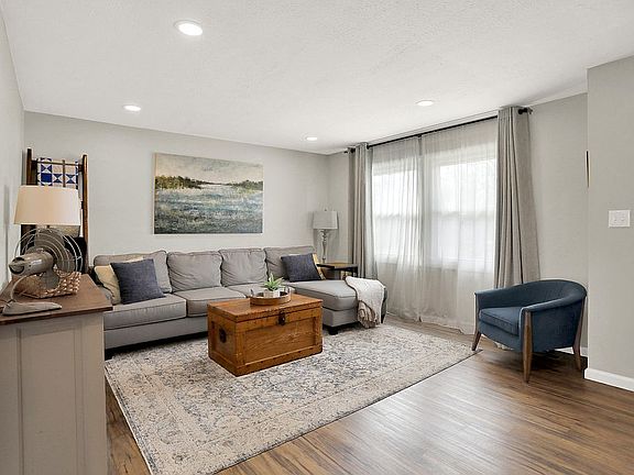 3rd image of 563 Meadow Ct