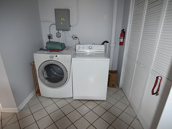 4th image of 305 Village Dr