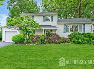 3 Topaz Ln, Iselin, NJ 08830