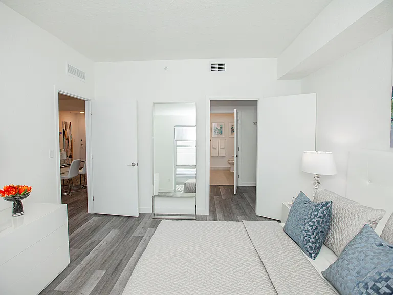 850 Living — Photo 29
