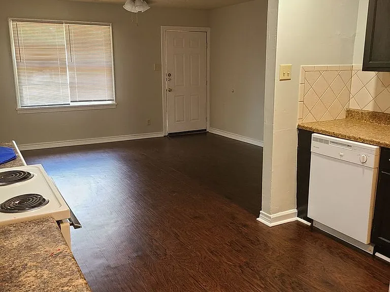 416 Esther Blvd — Photo 6