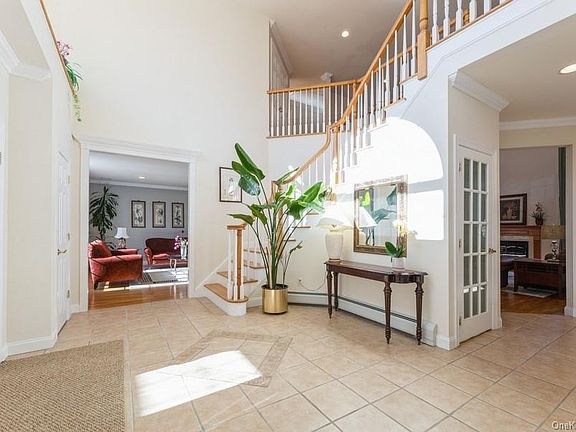 3rd image of 19 King Arthur Ct