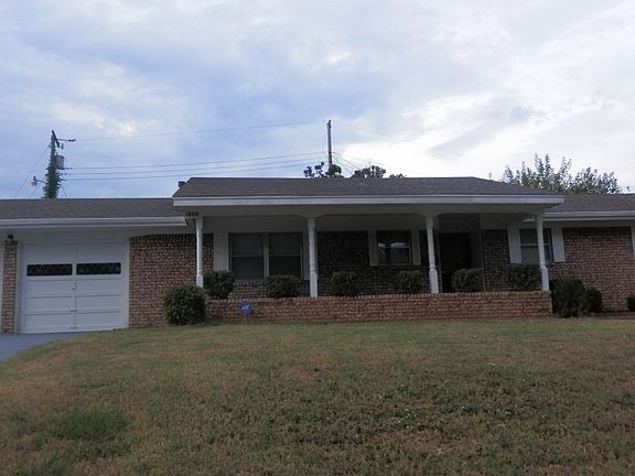 4th image of 1808 Oakridge Dr