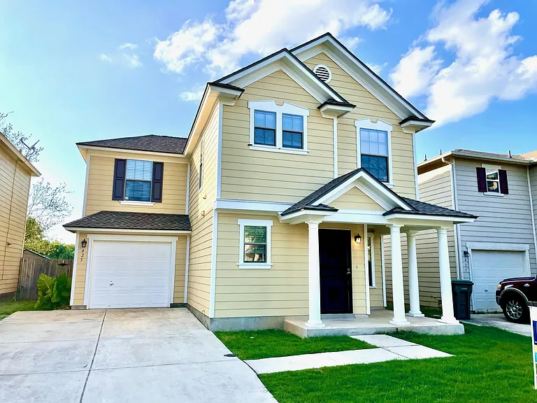 425 Hampton Cv — Photo 1