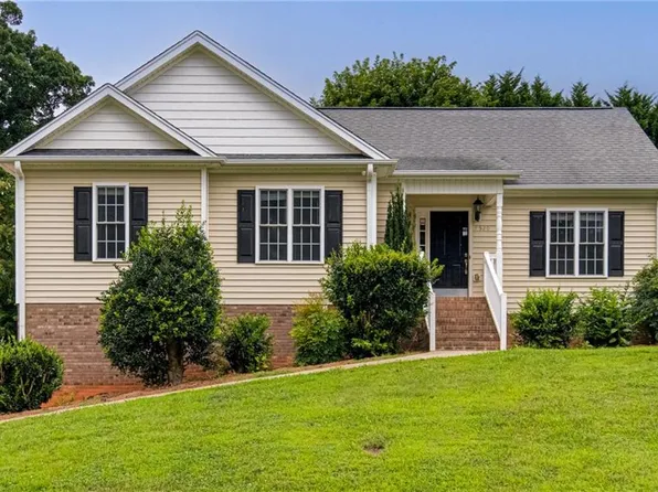 9520 Oakbrook Rdg, Rural Hall, NC 27045