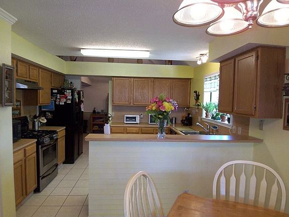 2nd image of 512 Magnolia Cir