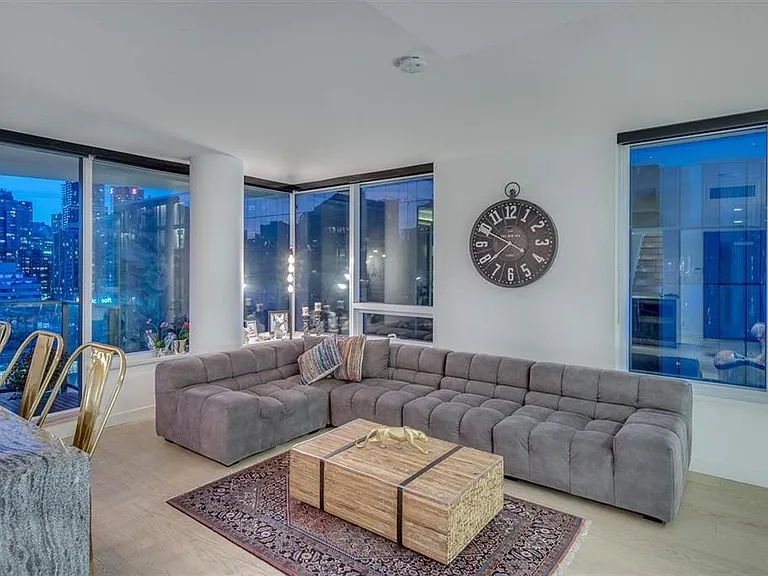68 Smithe St #2015 — Photo 3
