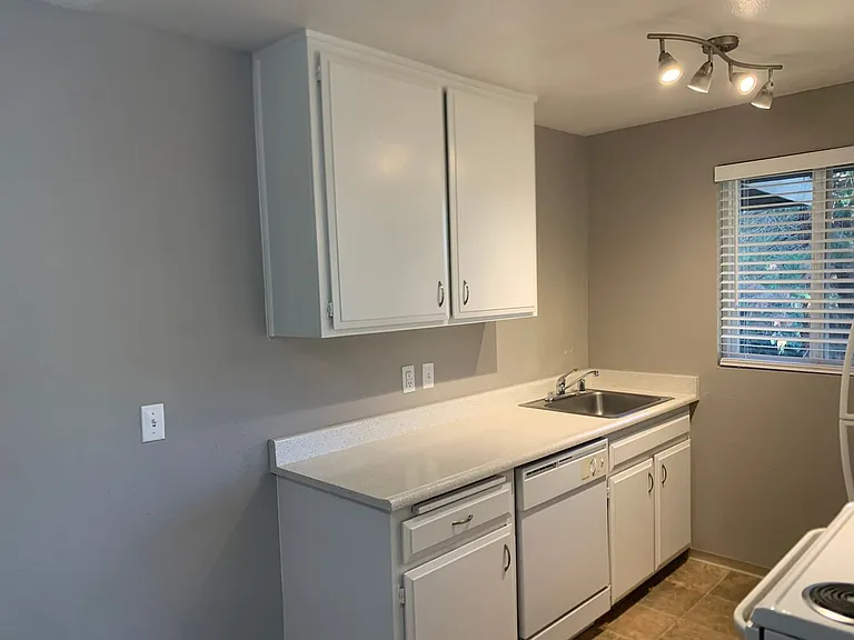 Sequoia Grove Apartments — Photo 7