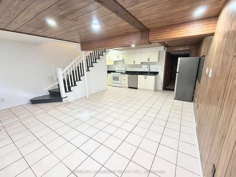 100 Kingslake Rd — Photo 2