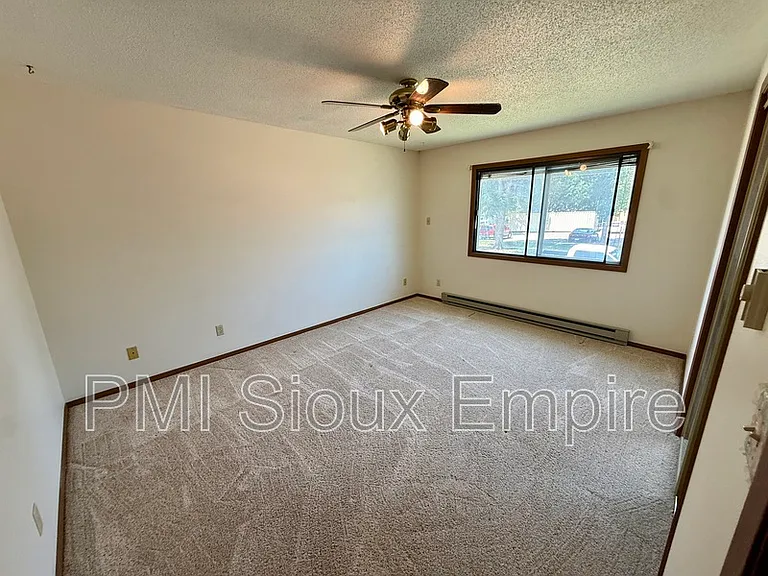 1101 E 9th St #1 — Photo 5