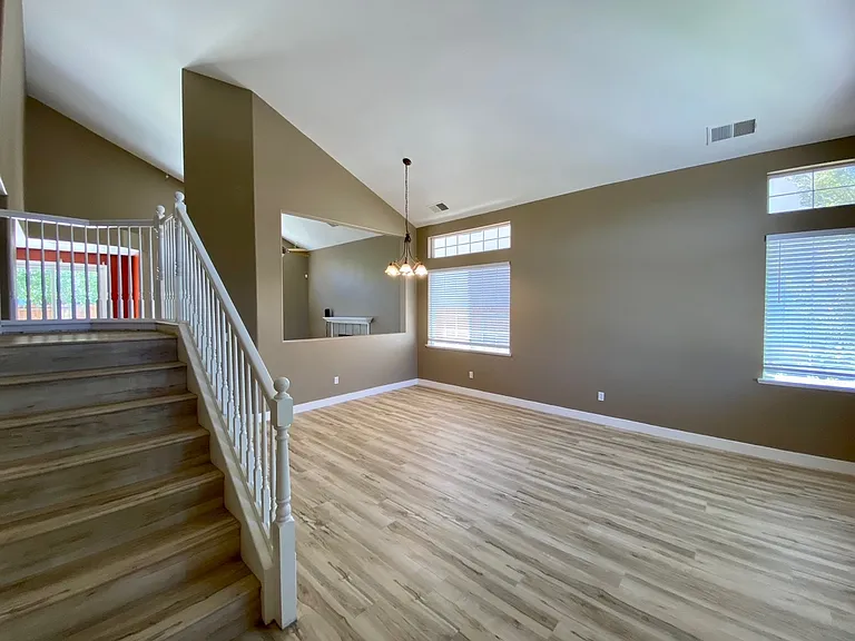 1422 Parkington Ln — Photo 2