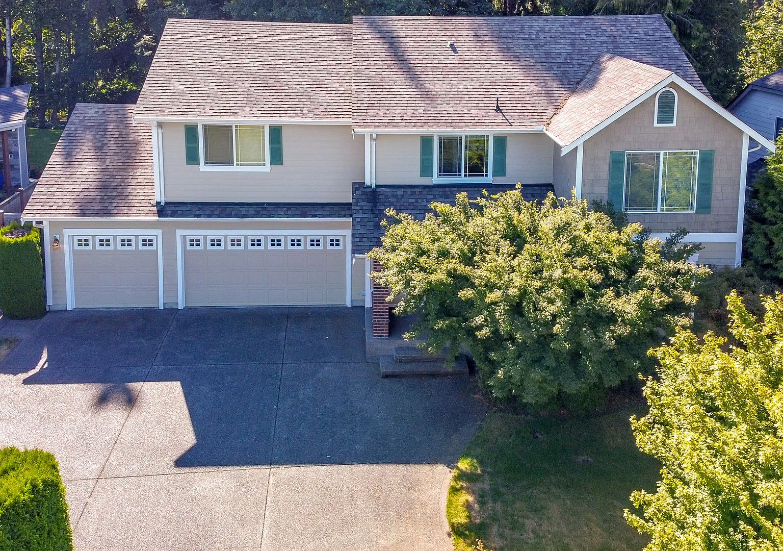 Lovely 5 Bedroom Property at the End of the Cul De Sac! — Photo 1