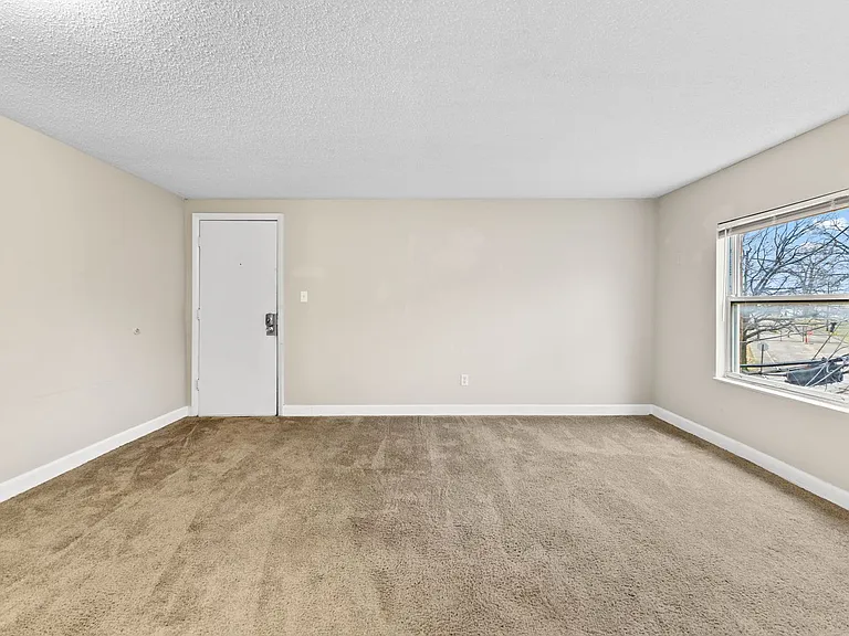 Balsam Avenue Apartments - The Courts — Photo 28