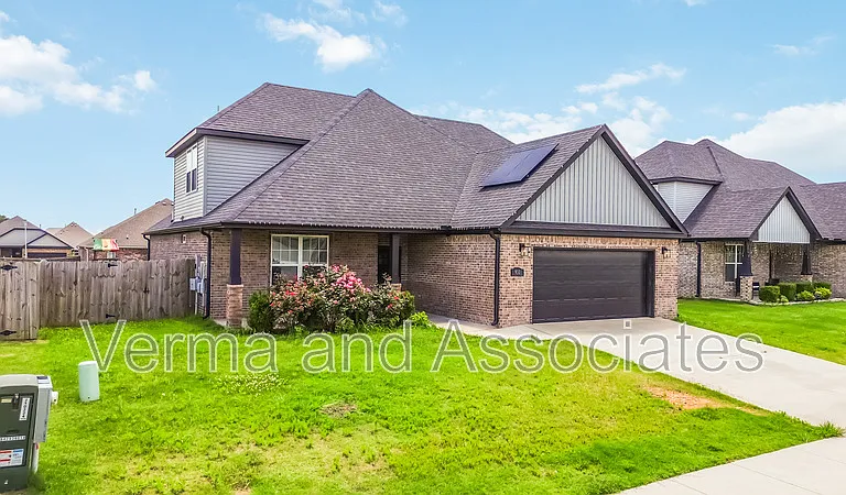 931 E Skyline Loop — Photo 1