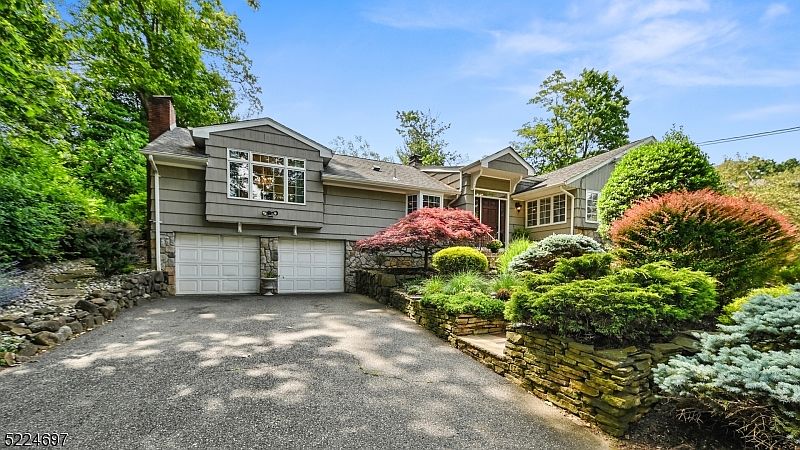 1st image of 18 Hamilton Dr East