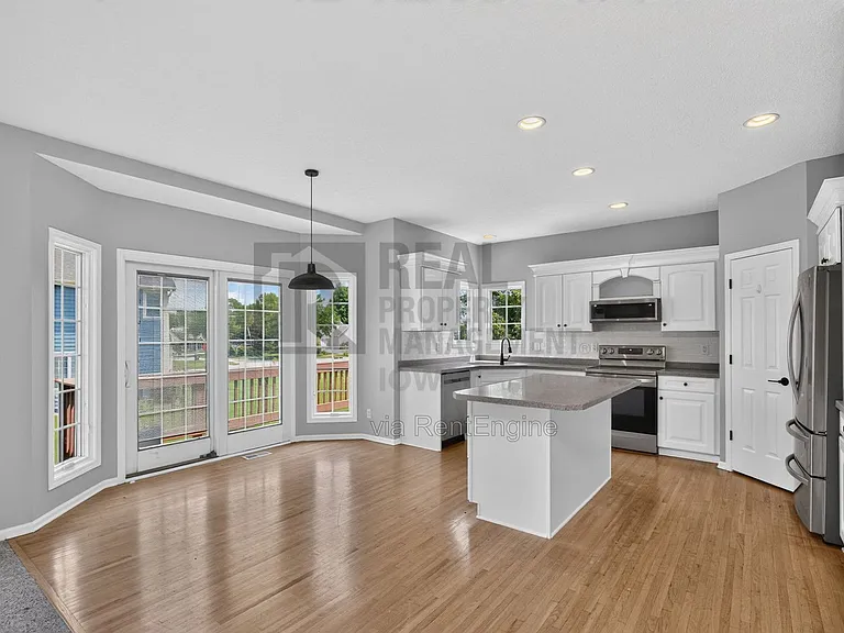 2305 NE Hanover Ct — Photo 8