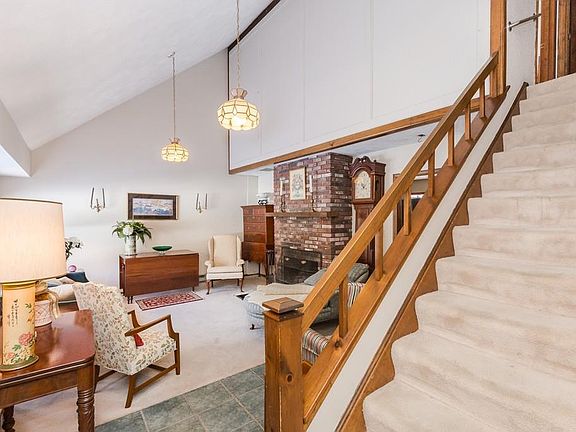 2nd image of 10 Hilltop Cir