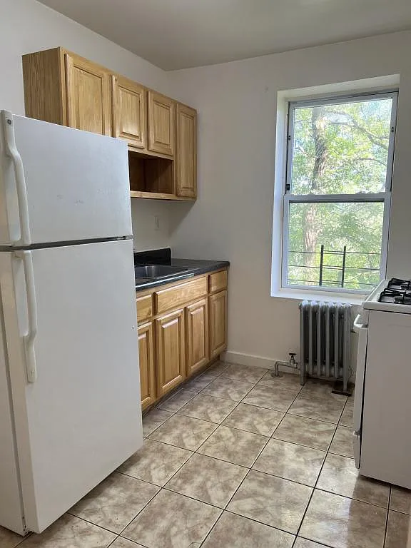 54 Saratoga Ave — Photo 2