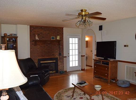 4th image of 129 Northeastern Dr