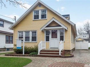 10 Lafayette Ave, Lynbrook, NY 11563
