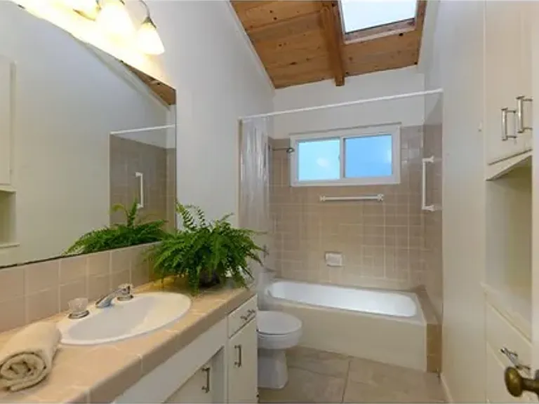 1249 Torrey Pines Rd — Photo 5