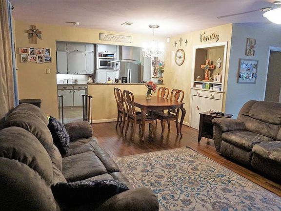 2nd image of 2421 Marguerite St