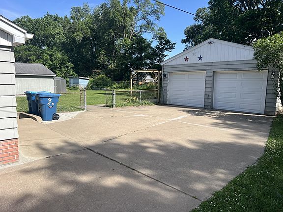 4th image of 113 4th St