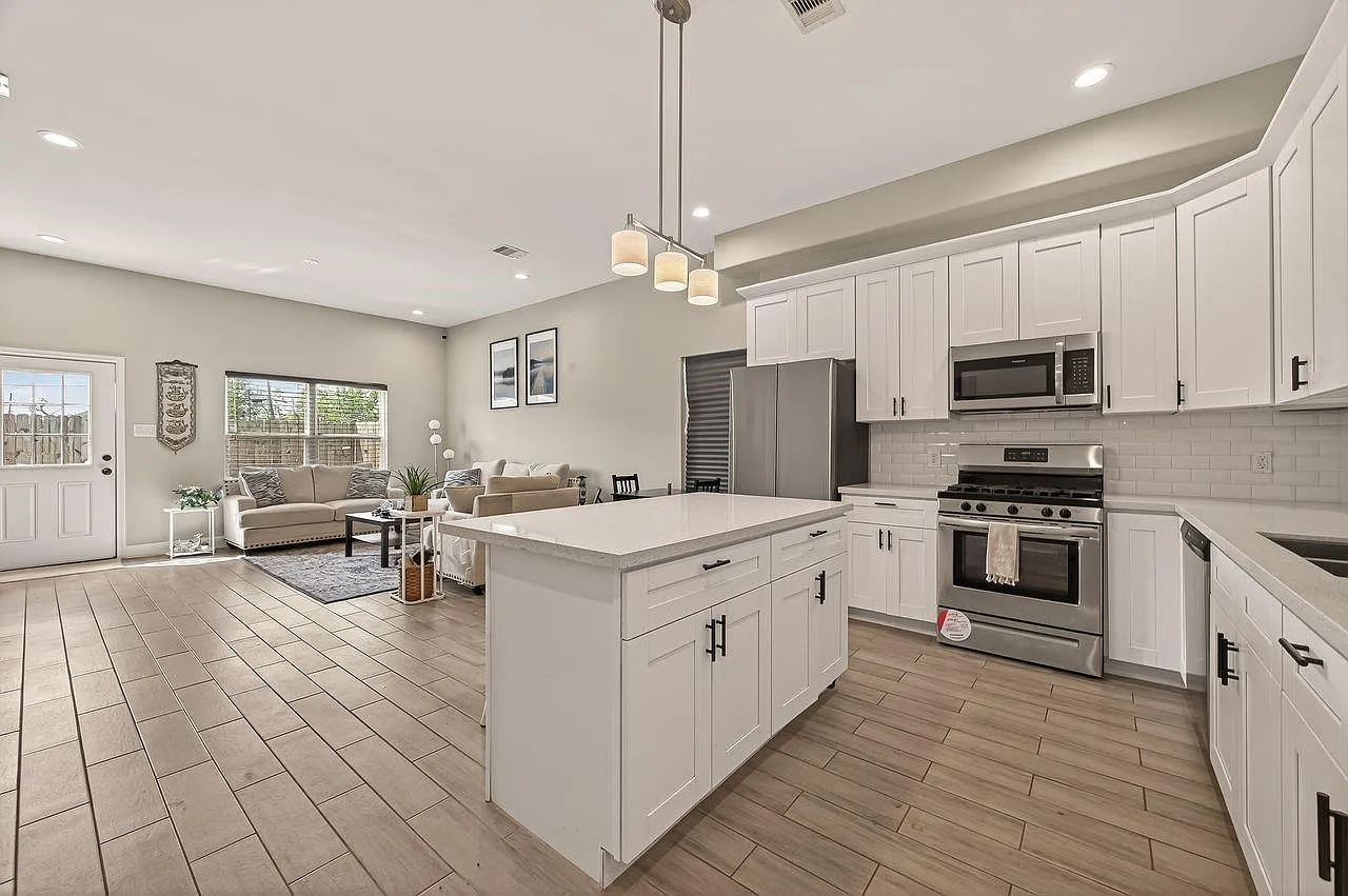 3 bed, 2.5 bath, 1657 sqft, $1,995 — Photo 4