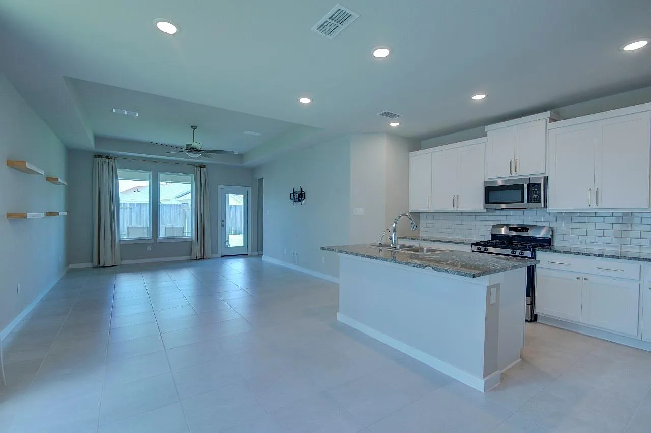 3 bed, 2.0 bath, 1691 sqft, $2,200 — Photo 4