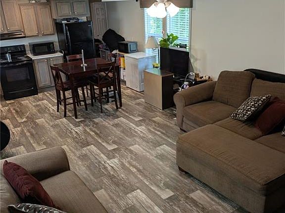 2nd image of 255 Greenview Cir