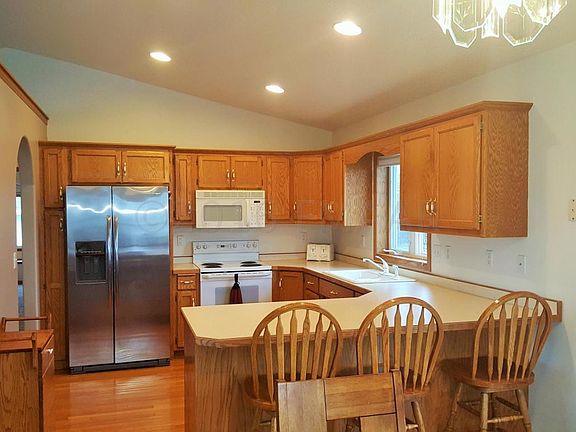 5th image of 1627 Birchwood Dr E
