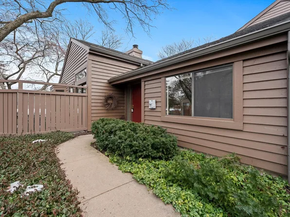 929 Shoreline Rd, Lake Barrington, IL 60010