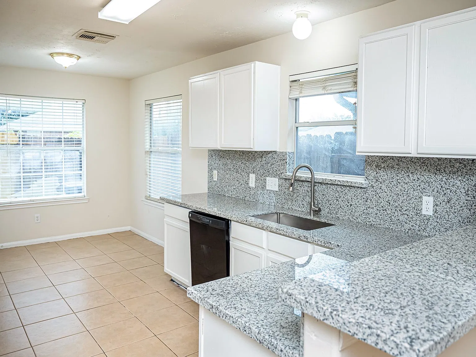 4 bed, 2.5 bath, 2172 sqft, $2,200 — Photo 4