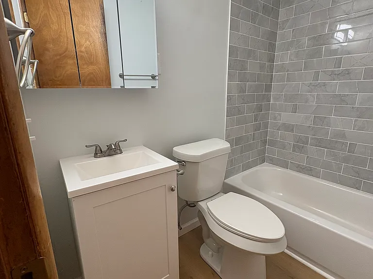 Wilshire Manor Apartments — Photo 12