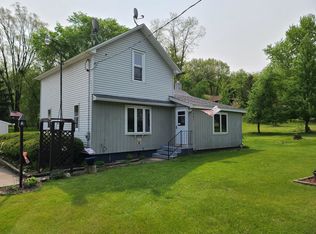 562 Pease Rd, Pardeeville, WI 53954