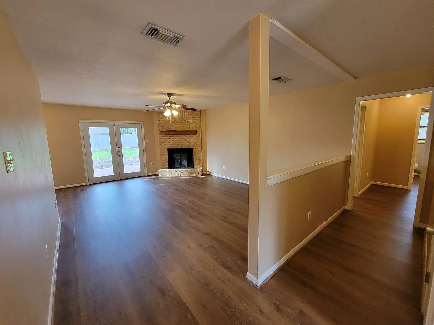 College Station - 3 bedroom / 2 bath / 2 car garage house with fenced in back yard. — Photo 3