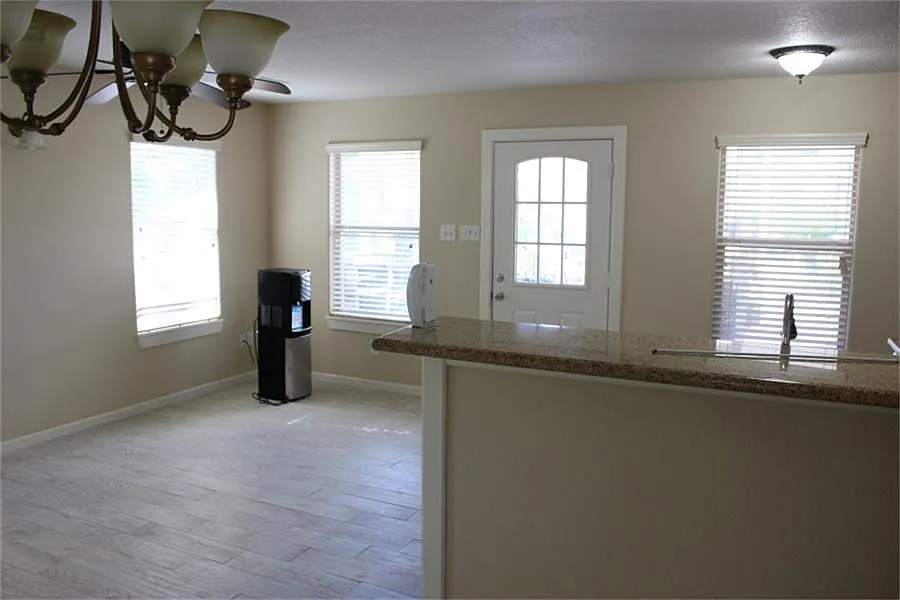 1 bed, 1.0 bath, 900 sqft, $950 — Photo 4
