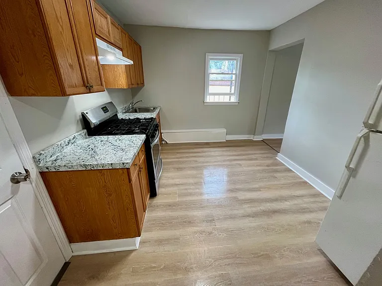 44 Center St — Photo 3