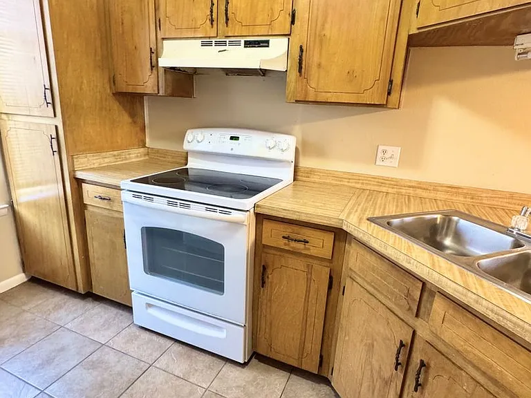 121 Brian Ct — Photo 3