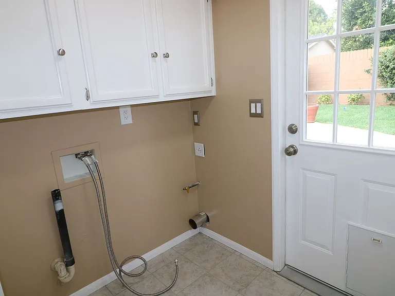 22325 Wyandotte St — Photo 14