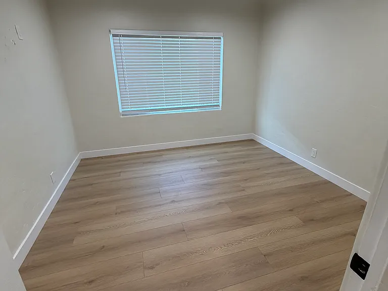 1090 E Verdugo Ave — Photo 13