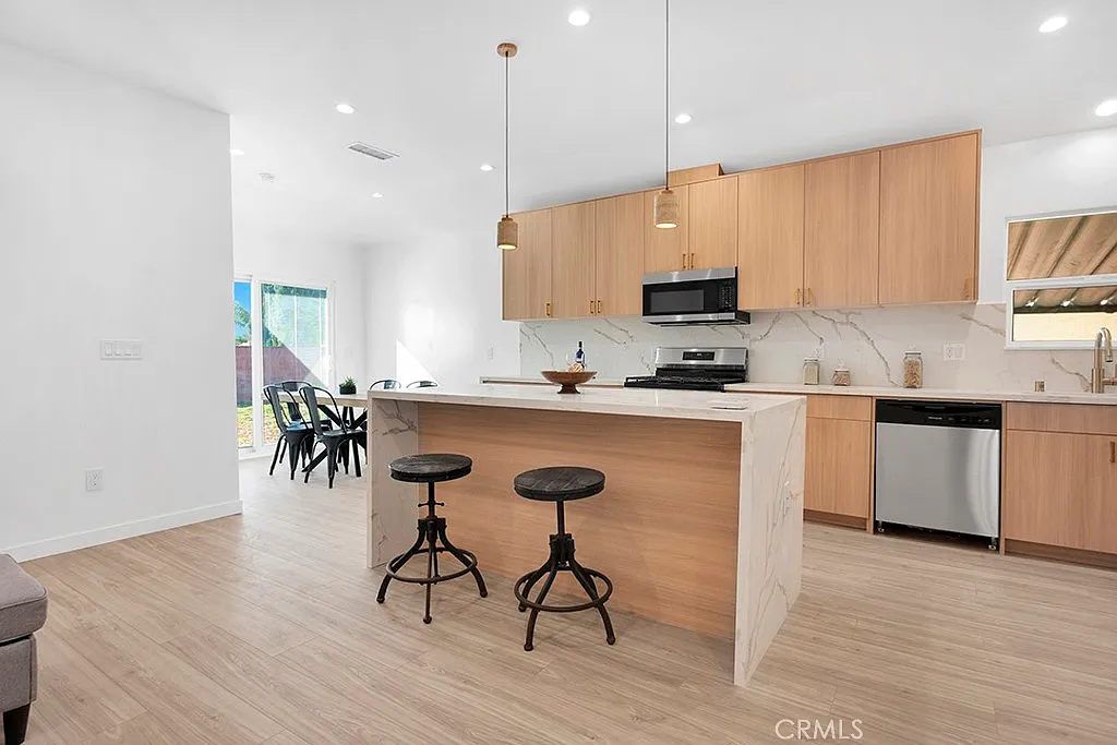 5 bed, 1700 sqft, $4,895 — Photo 1