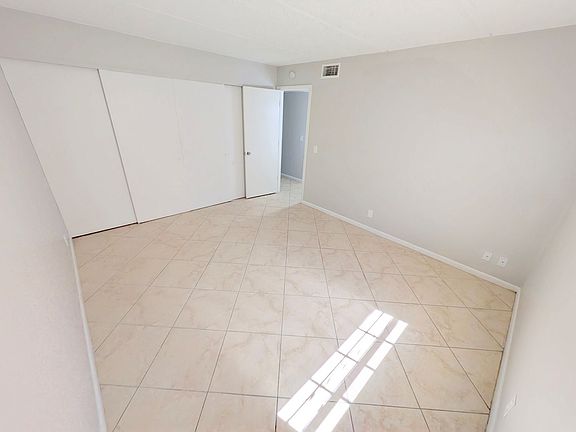 3rd image of 318-324 Southwind Dr #18