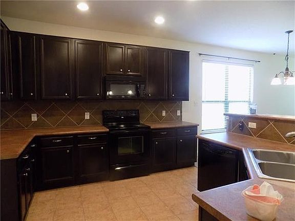 3rd image of 411 Paseo Grand Dr