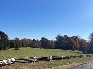 228 Village Green Dr, Callao, VA 22435